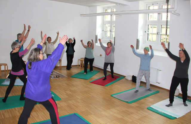 Auf dem Bild sehen Sie SeniorenNetzwerker*innen aus Nippes, die gemeinsam Yoga machen.